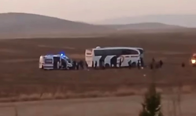 Konya'da yolcu otobüsü traktöre çarptı: 8 yaralı