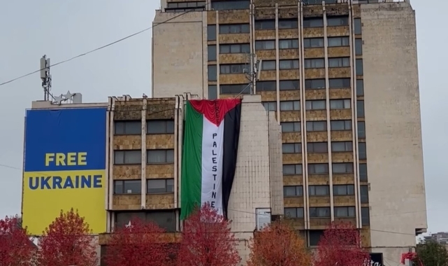 Kosova'nın tarihi oteline dev özgür Filistin bayrağı asıldı