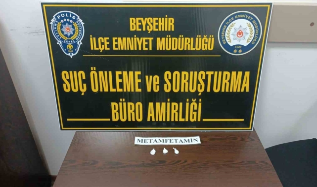 Kovalamaca sonucu yakalanan şüphelinin kaçarken attığı poşetlerden uyuşturucu çıktı