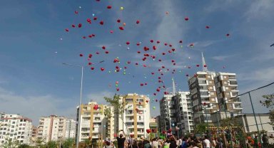 Kozan'da öğrencilerden anlamlı bayrak yürüyüşü