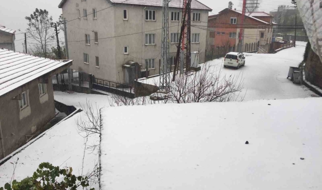 Kozlu'ya mevsimin ilk kar yağışı başladı
