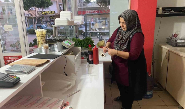 Küçük kız çocuğunu annesini çağırmasını isteyerek dışarı çıkartan hırsızlar, girdikleri dükkanı soydu