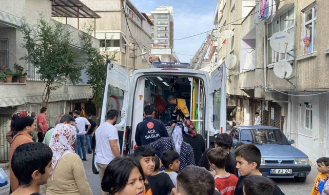 Küçükçekmece'de 3 katlı binada çıkan yangın paniğe neden oldu