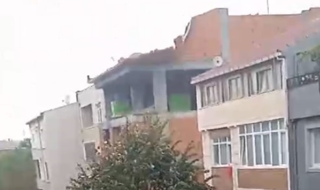 Küçükçekmece'de bir binanın çatısındaki duvar yıkıldı