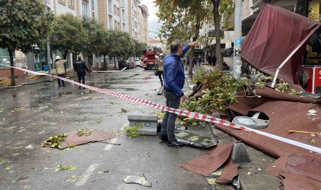 Küçükçekmece'de etkili olan fırtınada uçan çatıdan kopan parçalar bakkala giden adamın kafasına isabet etti