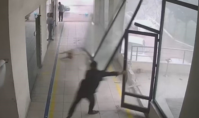 Küçükçekmece'de fırtına iş yerinin kapsını yerinden söktü