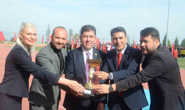 Kurumlararası Basketbol Turnuvası'nın şampiyonu Bilecik Belediyesi takımı kupasını validen aldı
