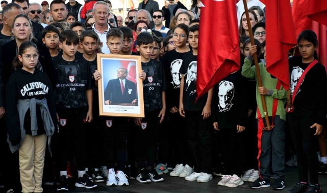 Kuşadası'nda Atatürk törenle anıldı