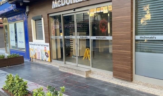 Kuşadası&#039;nda İsrail&#039;i sprey boyalarla protesto ettiler