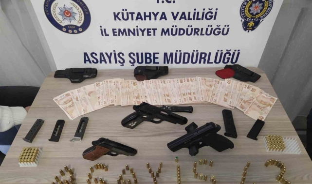 Kütahya'da bir evde 1'i kurusıkı 3 tabanca ele geçirildi