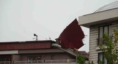 Kuvvetli fırtınada çatılar uçtu, araçlar zarar gördü