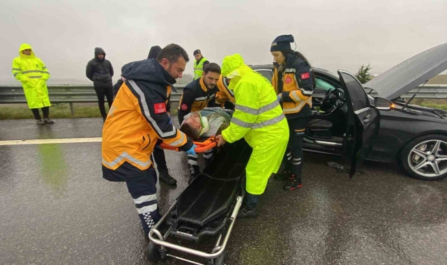 Kuzey Marmara Otoyolu'nda lüks otomobil tıra çarptı: 2'si ağır 3 yaralı