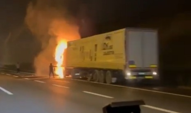 Kuzey Marmara Otoyolu'nda seyir halindeki tır alev alev yandı