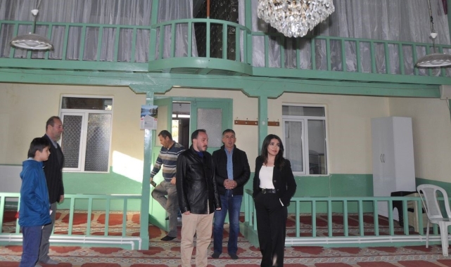 Laçin Kaymakamı Şimşek, köy camisinde incelemelerde bulundu