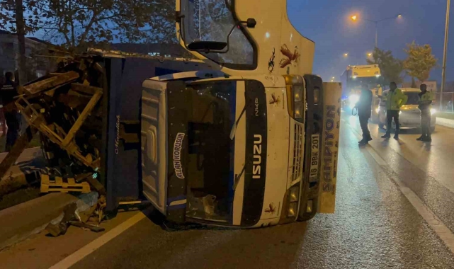 Lastiği patlayan kamyonet devrildi
