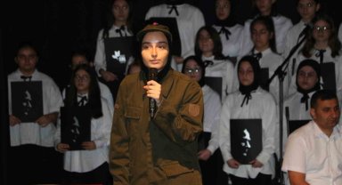 Liseli öğrencilerden duygulandıran 10 Kasım gösterisi