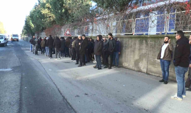 Maaşlarını alamayan işçiler fabrikayı bastı