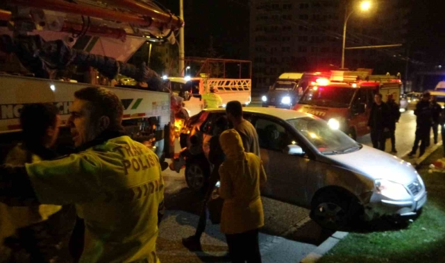 Malatya'da otomobil beton pompa aracı ile refüj arasına sıkıştı