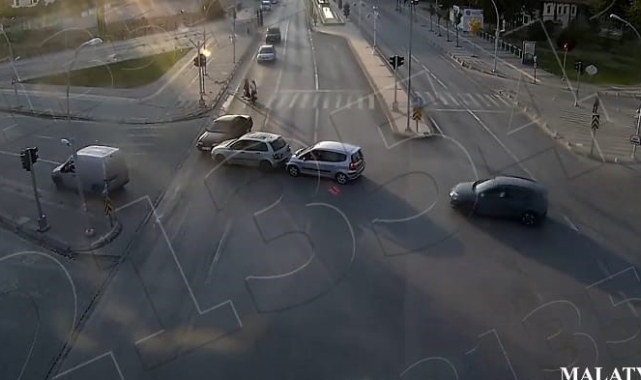Malatya'da trafik kazaları kameraya yansıdı