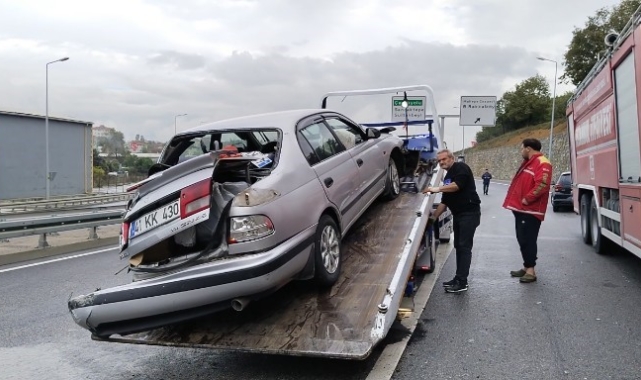 Maltepe'de otomobil istinat duvarına çarptı: 2 yaralı