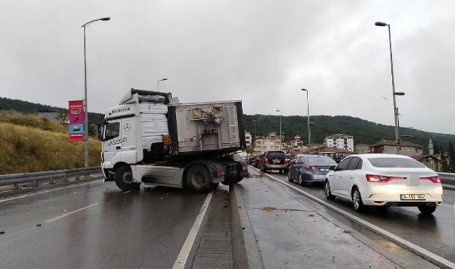 Maltepe'de, yağmurda ıslanan yolda kayan tır refüje çıktı