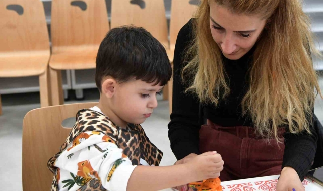 Mamak'ta çocuklar Baskı Atölyesi'nde çantaları süsledi