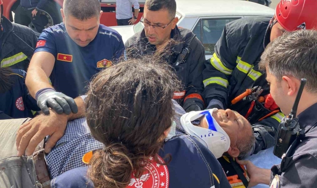 Manisa'da ambulansla otomobil çarpıştı: 2 yaralı
