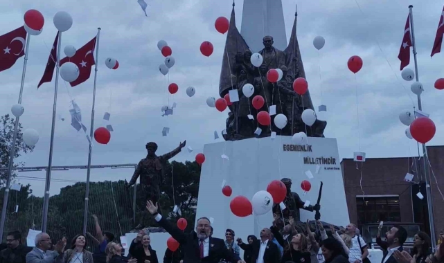 Manisa'da Atatürk'e saygı duruşu