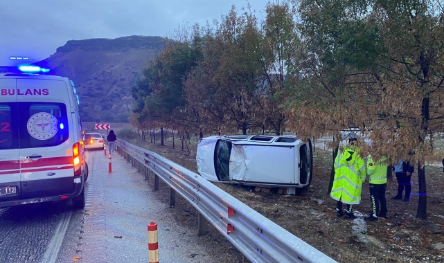 Manisa'da bariyerlere çarpan araç yan yattı: 1 yaralı