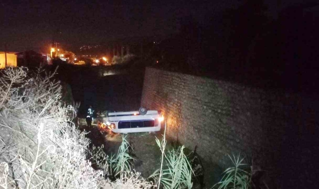 Manisa'da işçi servisi şarampole devrildi: 1'i ağır 3 yaralı