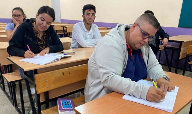 Manisalı çift 40 yaşından sonra üniversiteli oldu