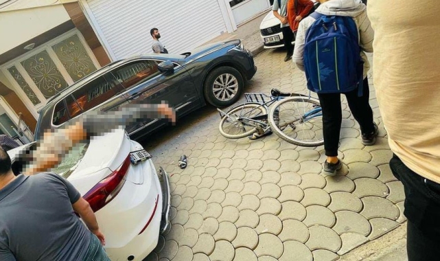 Mardin'de bisiklet sürücüsü kontrolünü kaybedince otomobilin arka camına saplandı