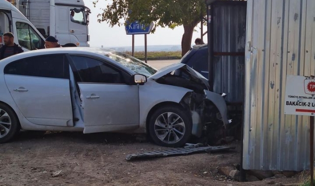 Mardin'de iki otomobil kafa kafaya çarpıştı: 3 yaralı