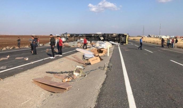 Mardin'de mobilya yüklü tır devrildi: 1 yaralı