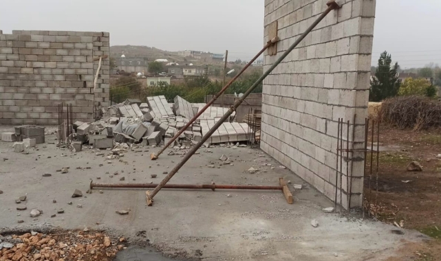 Mardin'de şiddetli rüzgarda inşaat halindeki ev yıkıldı