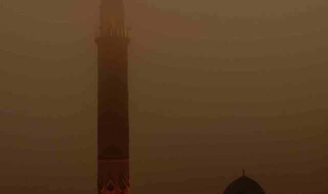 Mardin'de toz taşınımı her yeri kızıla bürüdü