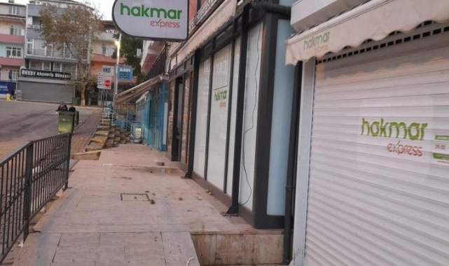 Marketin kepenginin altında kalan kedi telef oldu