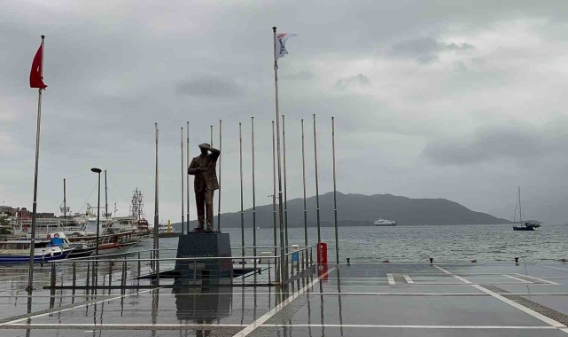 Marmaris'te sağanak yağış etkili oluyor