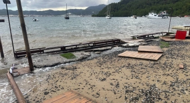 Marmaris'te sağanak yağışlar ve şiddetli dalgalar iskeleleri söktü