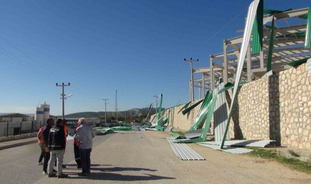Mersin&#039;de şiddetli rüzgar fabrika inşaatı çatısını uçurdu