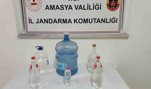 Merzifon'da bir evde 22 litre sahte içki ele geçirildi