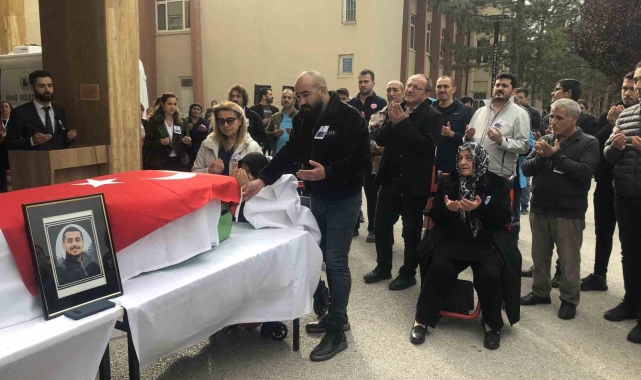 Meslektaşının evinde ölü bulunan hemşire, son yolculuğuna uğurlandı