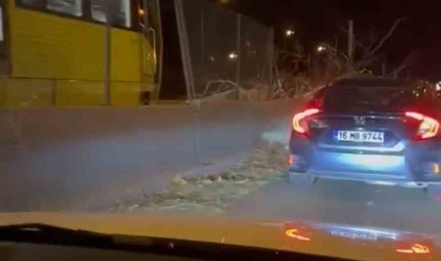 Metro raylarına ağaç düştü, seferler bir süreliğine iptal edildi
