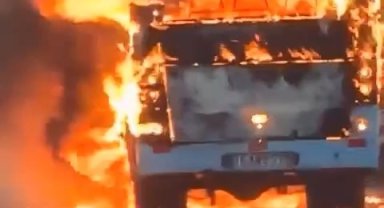 Mevsimlik işçi taşıyan servis alev alev yandı