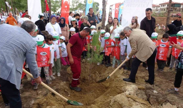 'Milli Ağaçlandırma Günü'nde Manavgat yangın bölgesinde ağaç dikimi yapıldı