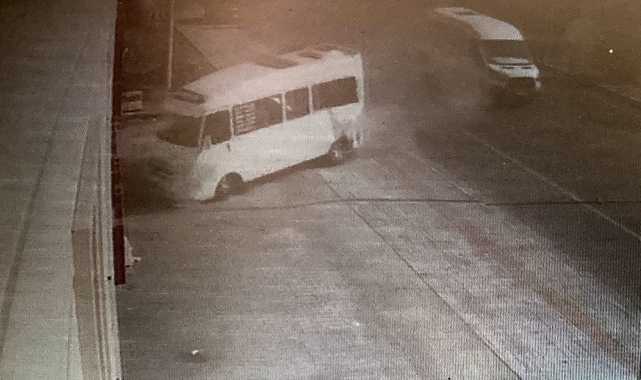 Minibüsün çarptığı minibüs düğün salonuna girdi: O anlar kamerada