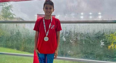 Minik yüzücüden büyük başarı