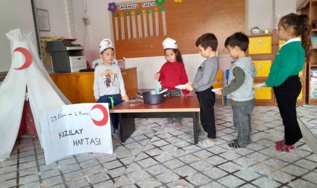 Miniklerin Kızılay Haftası kutlaması