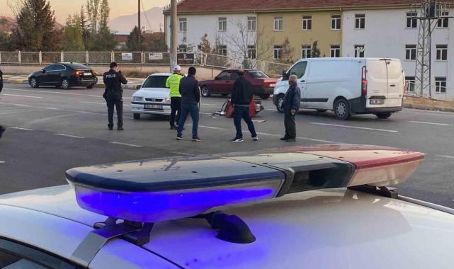 Motosiklet ile otomobil çarpıştı: 1 yaralı
