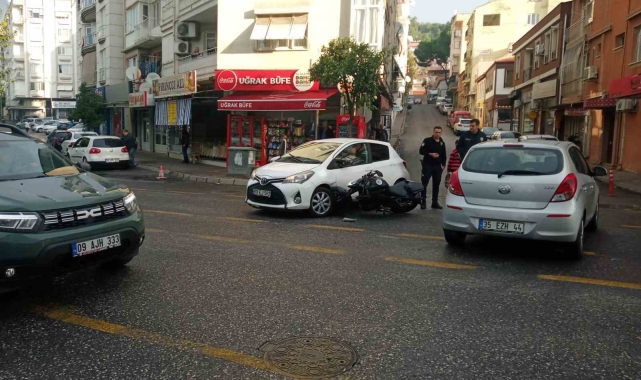 Motosiklet, otomobilin tekerleğine saplandı